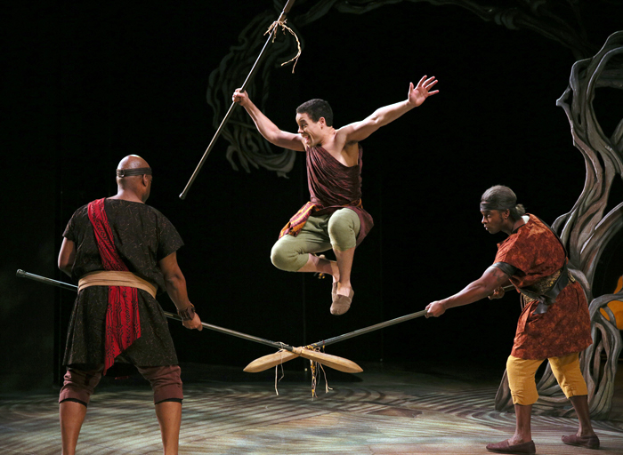 콩고 은양가 족의 영웅서사시 주인공 음윈도는 다양한 모습으로 현대 문화에 초대됐다. 극작가 셰릴 L. 웨스트(Cheryl L. West)가 수세기에 걸쳐 구술로 전해진 은양가 족의 음윈도를 개작해 무대에 올린 바 있다. 2015년 2월 15일까지 시애틀 어린이 극장(STC)에서 공연된 음윈도의 한 장면. 사진 출처= www.parentmap.com