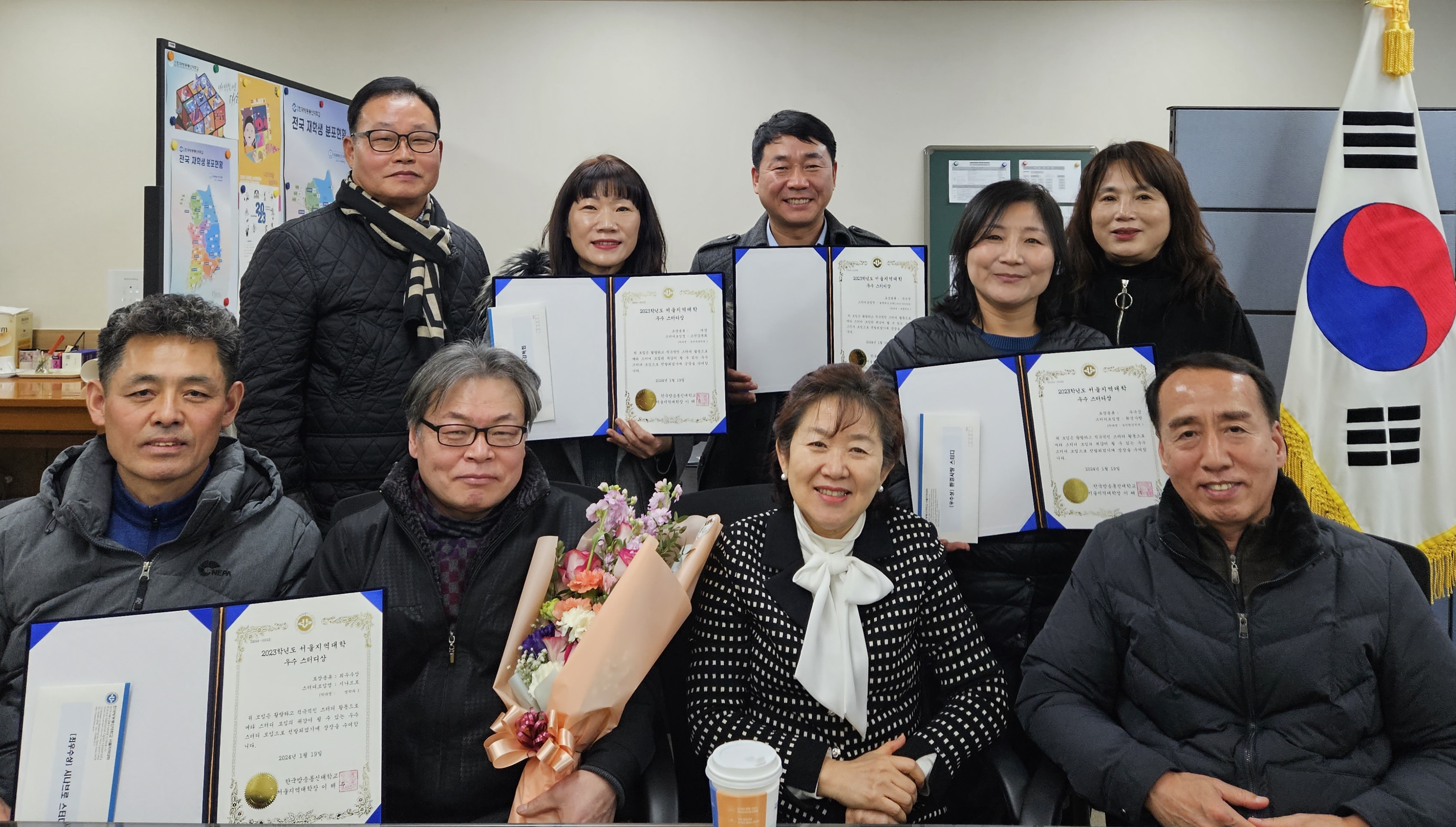 우수 스터디 시상식 후 이해주 서울지역대학장과 기념사진을 담았다. 문재호 학우는 앞줄 왼쪽 두번째.