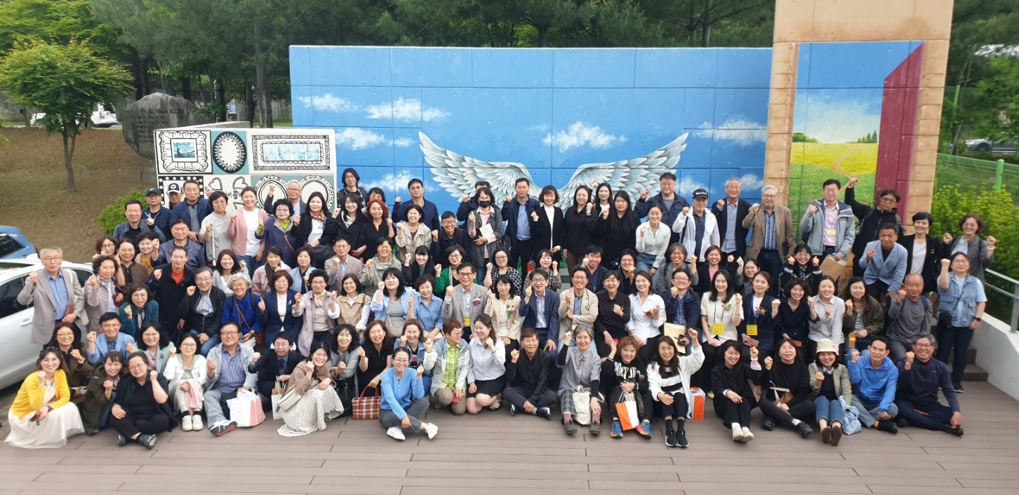 대전에서 열린 중국언어문화캠프에 참가한 학우들이 기념사진을 담기위해 한자리에 모였다.