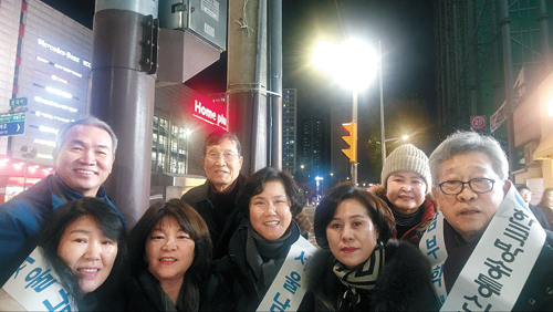 안호원 남부학습센터 학생회장 등 임원들이 겨울 바람을 맞으면서 신편입생 모집 홍보 활동에 나섰다.