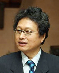 천진기 국가유산청 무형유산위원회 위원장 1991년부터 국립중앙박물관 유물관리부, 문화재관리국 예능민속연구실 등에서 근무했고, 2005년 국립민속박물관 민속연구과장을 거쳐 국립민속박물관장을 역임했다. 이후에는 국립전주박물관장을 지냈다. 저서로는『운명을 읽는 코드 열두 동물』,『한국동물민속론』,『중요무형문화재 (2)연극과 놀이』(공저) 등이 있다.