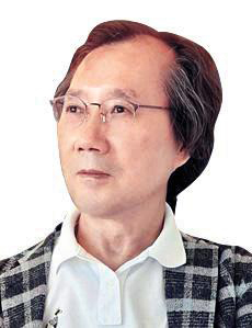 영어학자이지만, 뒤늦게 중앙아시아사를 공부해 박사학위를 받았다. 차와 여행을 좋아해 『茶의 고향을 찾아서』『문명의 뒤안 오지 사람들』『중앙아시아 인문학 기행: 몽골 초원에서 흑해까지』등을 썼다.   