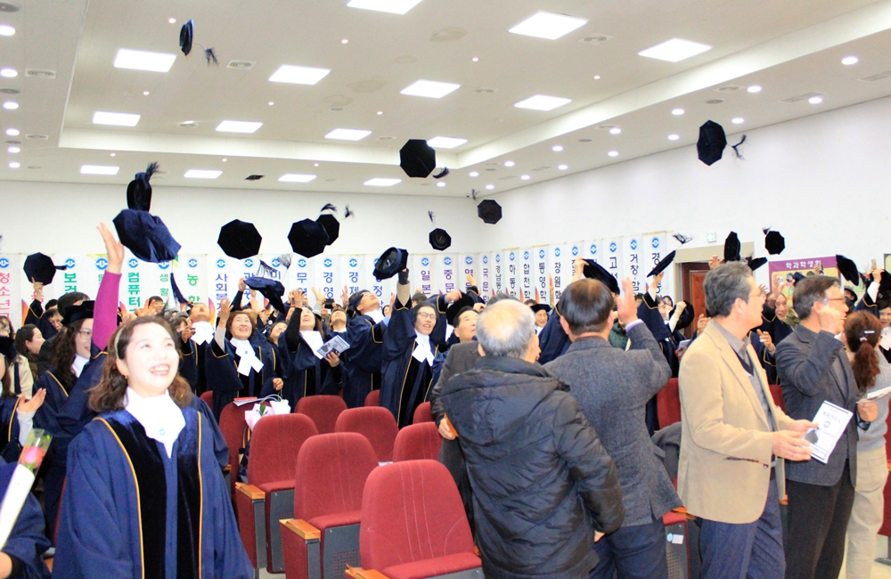 경남지역대학 학우들이 2월 22일 지역대학 강당에서 진행된 학위전수식을 마치고 학사모를 공중으로 던지고 있다.