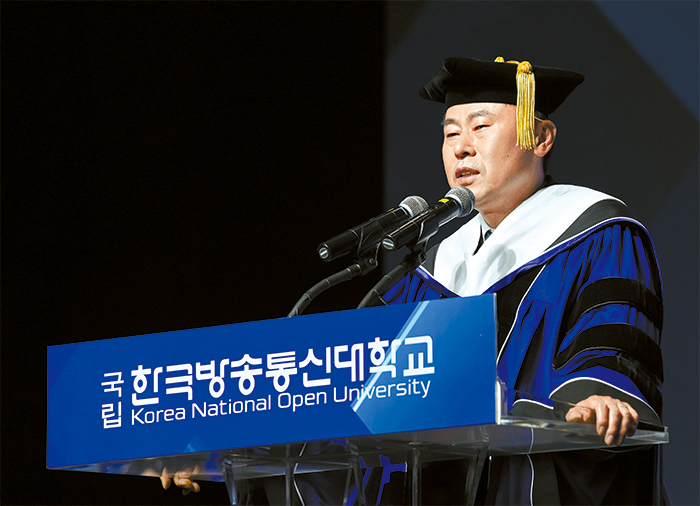 고성환 방송대 총장이 졸업식사를 하고 있다.