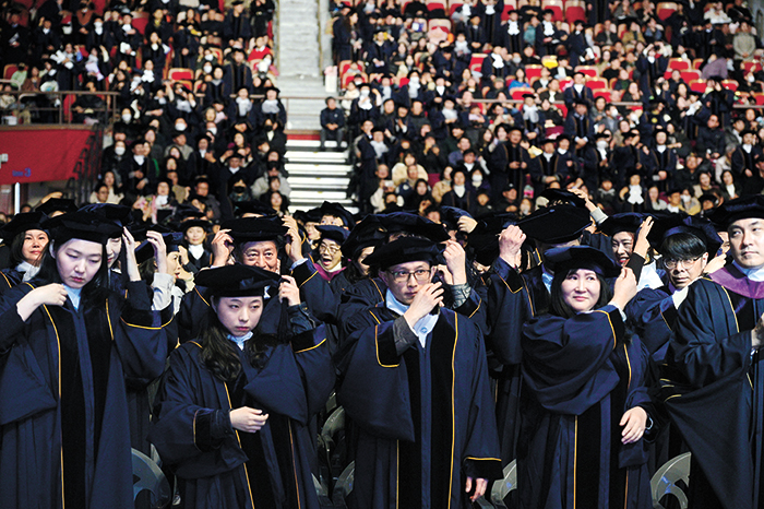 졸업생들이 학사모의 술을 오른쪽에서 왼쪽으로 옮기고 있다. 학사모의 술을 이같이 옮기는 것은 ‘학생에서 졸업생으로의 지위 이동’을 뜻한다.