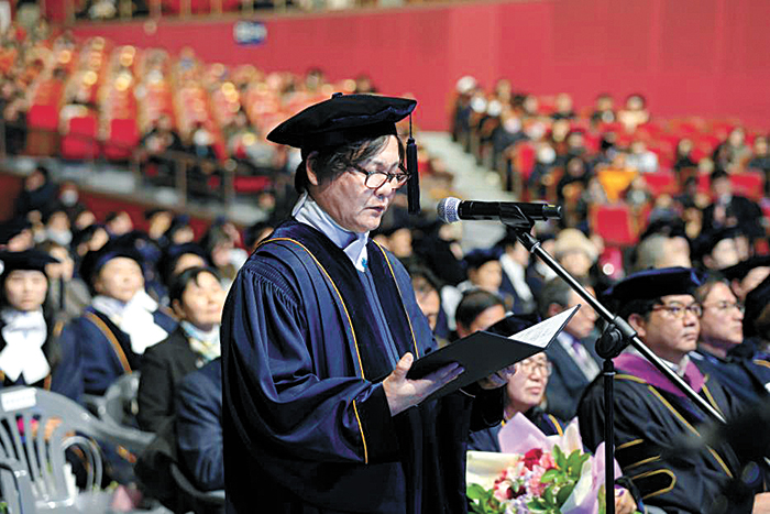 백만복 42대 전국총학생회장이 졸업생 대표로 사은사를 낭독하고 있다.