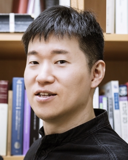 서울대에서 18세기 잉글랜드의 계몽주의 등을 연구해 박사학위를 받았다. 18세기 영국의 지성사와 문학을 공부하고 있다.『지성사란 무엇인가?』를 번역했으며, 「‘서구 근대’의 위기와 한국 동아시아 담론의 기이한 여정」 등 다수의 논문을 발표했다. 