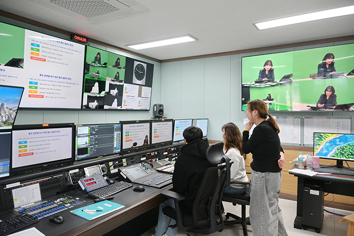 3월 22일 DMC 스튜디오에서 진행된 방송대-마이크로소프트의 생성AI 강의 촬영 현장. DMC 김지연 PD(맨 우측)가 팀원들과 의견을 조율하고 있다.