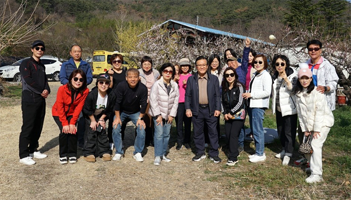 경남 양산 명사관광농원에서 열린 부산총동문회 2025년 첫 수련회에 참가한 동문들이 기념포즈를 취했다.