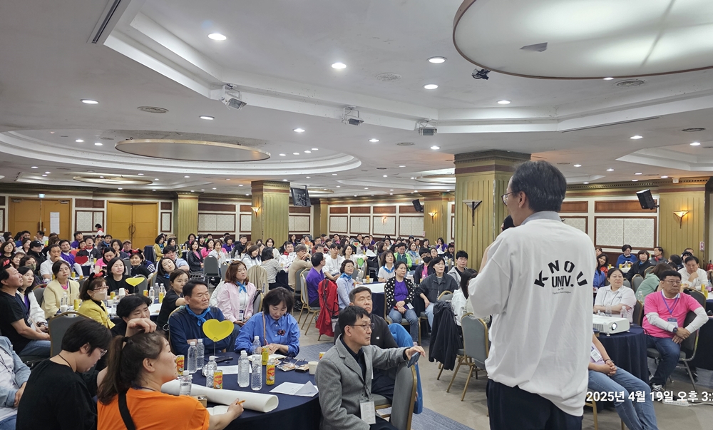 사회복지학과 전국연합학생회 임원 LT에서 인지훈 학과장의 특강을 경청하는 전국 임원 학우들.