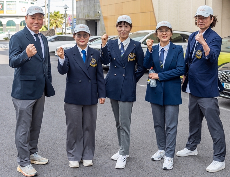 제59회 제주도민체육대회에 성화 봉송 주자로 참여한 제주 학우들. 왼쪽부터 김응수(생활체육), 장재칠(생활체육), 양미정(보건환경안전), 정세영(생활체육), 홍승기(보건환경안전학과 학회장).