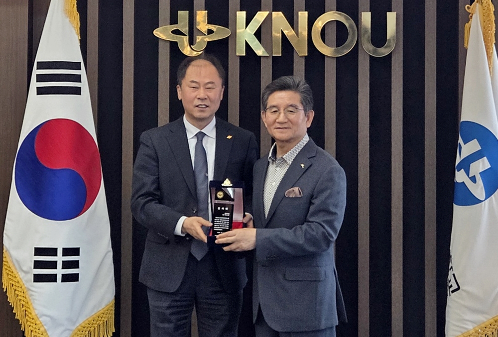 발전후원회 회장을 맡아 4년 동안 학교발전에 이바지한 박인주 회장이 고성환 총장으로부터 감사패를 받았다.