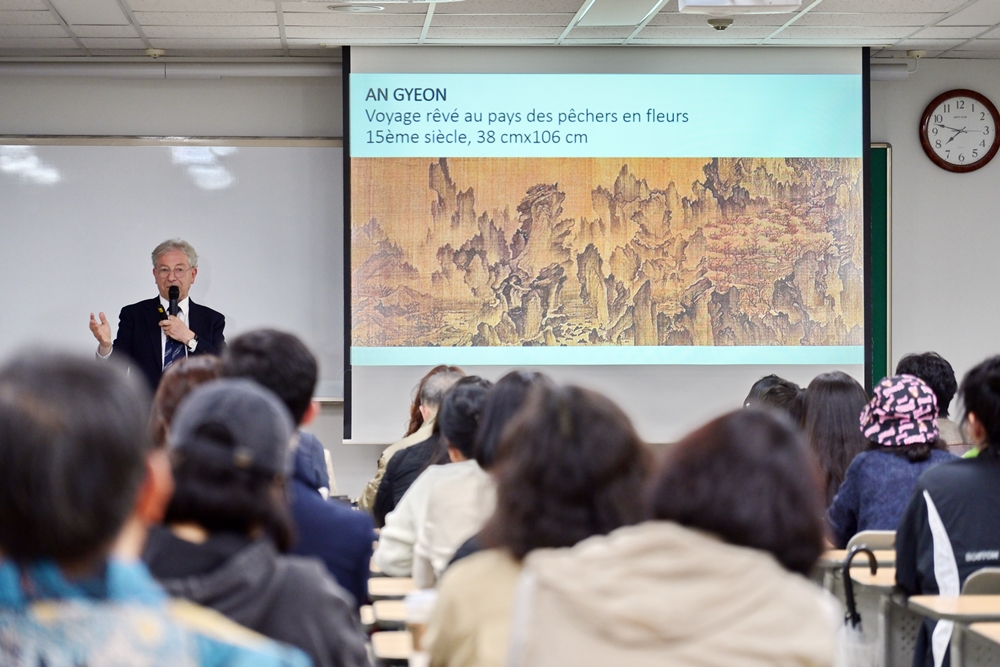 안견의 작품까지 동원해 예술의 흐름을 정리하고 있는 베르나르 루베르 교수.