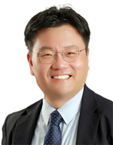 윤비 성균관대 교수·서양정치사상 서울대를 졸업하고 베를린 훔볼트대학교에서 박사학위를 받았다. 학계에서 21세기 가장 혁신적인 마키아벨리 연구자 중 한 사람으로 꼽히고 있다. 『위험한 국가의 위대한 민주주의: 국가의 미래, 어떻게 만들 것인가』, 『정치사상사 속 제국』(공저) 등 다수의 저서를 썼다.