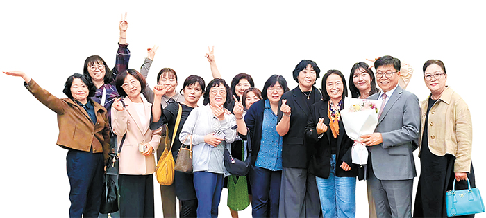 울산 교육학과 학우드이 스승의 날을 맞아 윤여각 교수에게 꽃다발을 전달하고 함께 기념사진을 담았다.