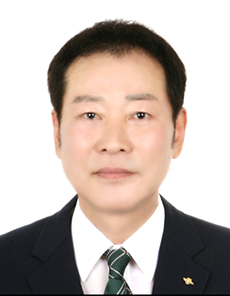 조권현 동문 경찰공무원 정년퇴직을 5년 앞두고 농학과에 진학한 후 관광학과까지 마쳤다. 이후 법학과에 편입해 새로운 공부를 이어가고 있다.