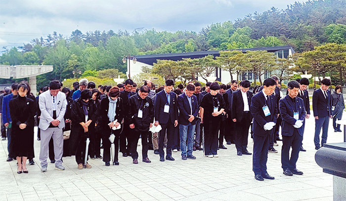 제43대 전국총학생회장단이 5월 10일 국립 518민주묘지를 찾아 순국영령과 희생자들에게 묵념하고 있다.