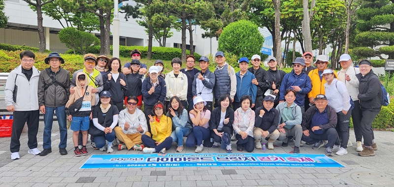 7km를 함께 걸으면서 선후배 간 유대를 다진 부산 경영학과 동문 선배들과 후배 재학생들.