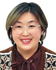 2001년 〈현대문학〉을 통해 등단했다. 시집 『피터래빗 저격사건』, 『가벼운 마음의 소유자들』, 『우유는 슬픔 기쁨은 조각보』 등을 발표했다.  방송대문학상 시부문 예심 심사위원으로도 참여했다.