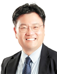 윤비 성균관대·서양정치사상 서울대를 졸업하고 베를린 훔볼트대학교에서 박사학위를 받았다. 학계에서 21세기 가장 혁신적인 마키아벨리 연구자 중 한 사람으로 꼽히고 있다. 『위험한 국가의 위대한 민주주의: 국가의 미래, 어떻게 만들 것인가』, 『정치사상사 속 제국』(공저) 등 다수의 저서를 썼다.