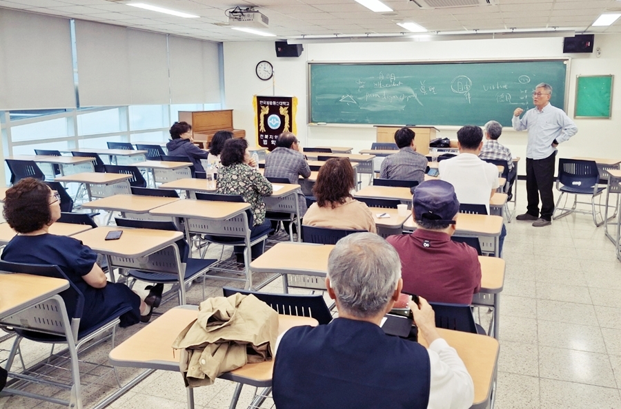 전북 법학과 학생회 초청으로 법사회학 등에 관한 내용으로 특강 중인 이상영 교수.
