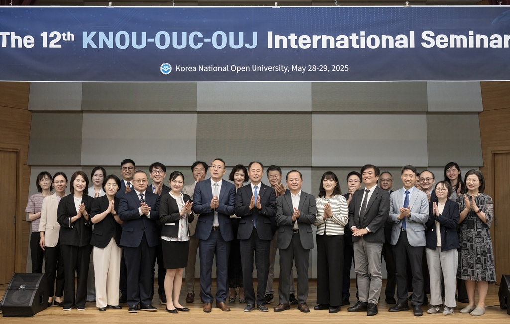 제12회 한중일 방송대학 세미나 참가자들이 기념사진을 담았다.