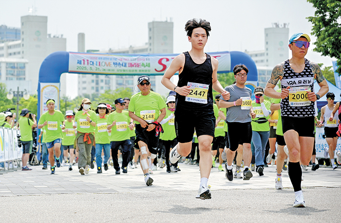 첫 종목인 10km 코스 참가자들이 힘차게 출발하고 있다.