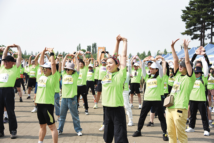 준비운동 중인 참가자들