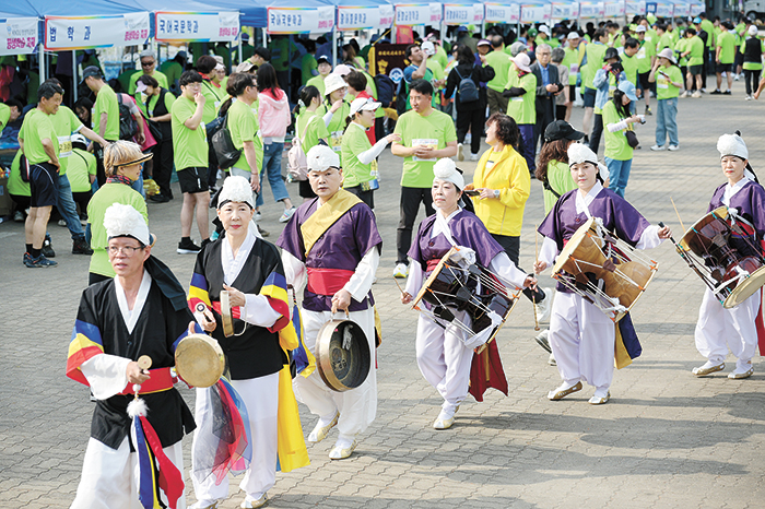 민속연구회의 '길놀이' 공연