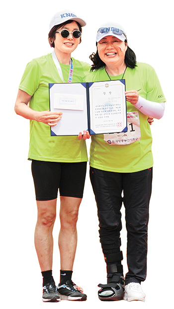 10km 여자 동문 1위 양지형 동문(생체)과 손현례 마라톤대회장