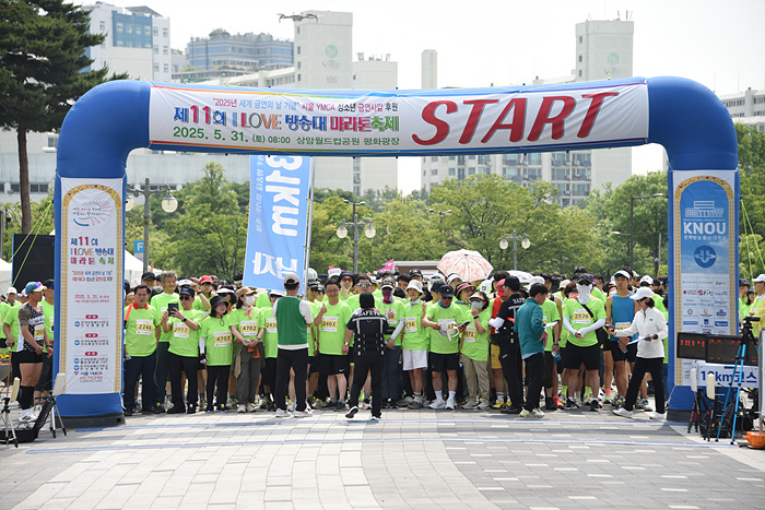 출발선에서 신호를 기다리는 참가자들