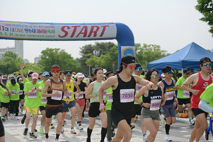 상쾌한 긴장감을 띤 초반 질주