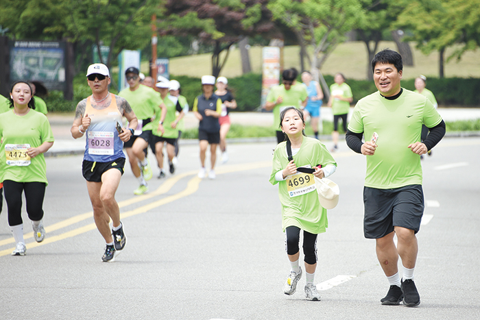 자녀와 함께 완주에 성공한 참가자