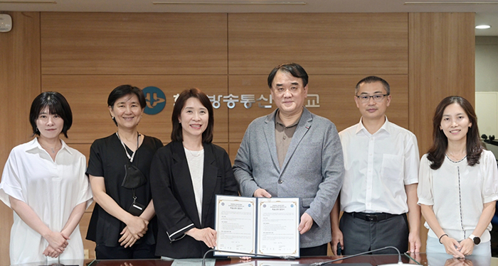 중어중문학과(학과장 손정애)가 지난 17일 방송대 대학본부 612호에서 연세대 중국연구원(원장 김현철)과 학술교류 협정을 맺었다. 사진 왼쪽부터 장희재 교수, 변지원 교수, 손정애 학과장, 김현철 중국연구원장, 조우펑, 김아영.