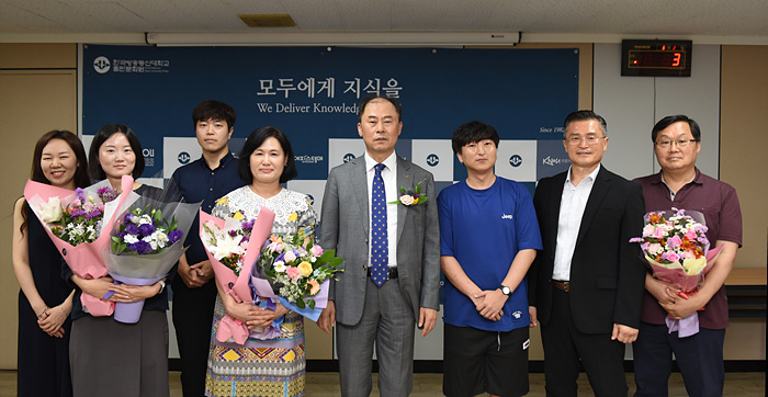 고성환 총장(가운데)과 부문별 수상자들.