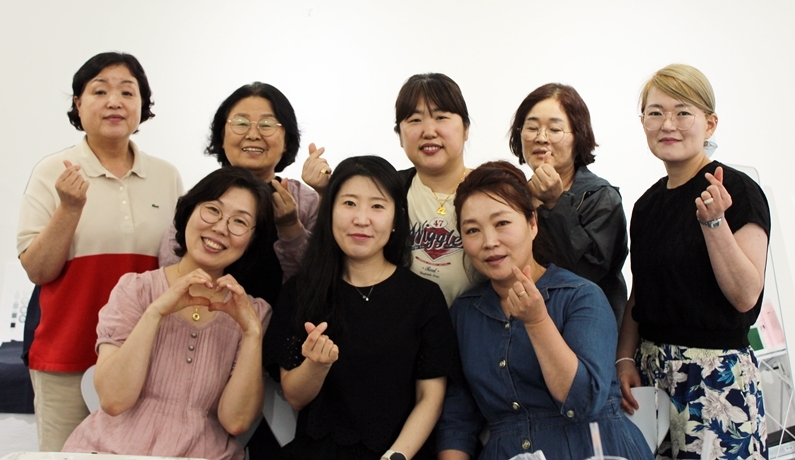 경남지역대학 생활과학부 의류패션 스터디가 마련한 스타일과 색채 대면 강의에 참석한 학우들이 기념사진을 담았다.