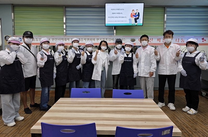 지난달 10일 인천총학생회와 만복짜장(대표 백만복, 제42대 전국총학생회장)이 미추홀 노인복지관에서 지역 주민들에게 짜장봉사를 진행했다.