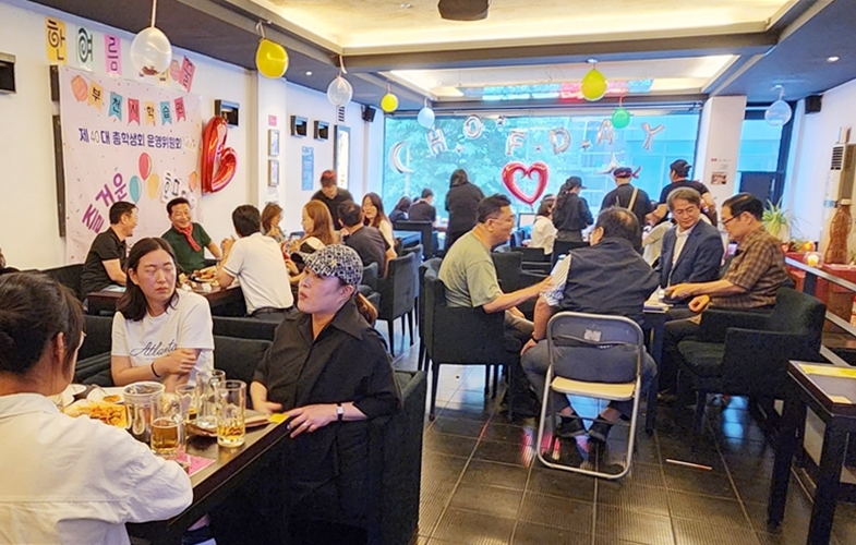 지난 6월 21일 열린 인천지역대학 부천시학습관 일일호프에 참여한 재학생과 동문들이 이야기를 나누고 있다.