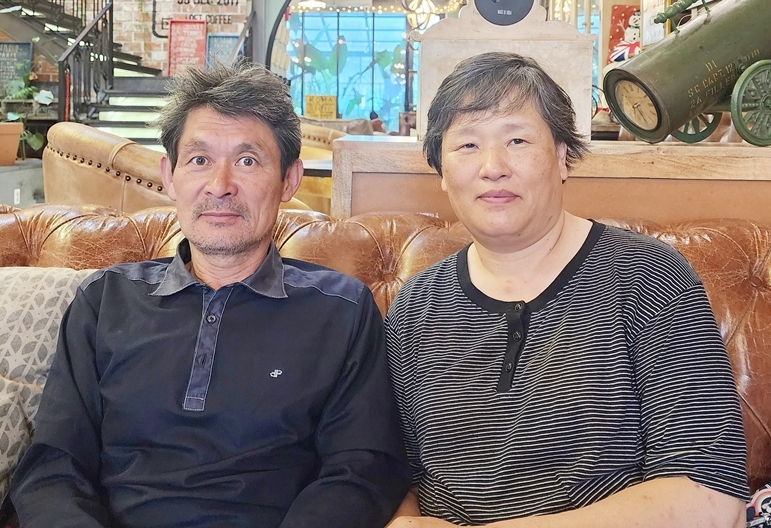 함암에서 복숭아과수원을 하면서 공부를 함께하고 있는 조문기, 박인주 부부.