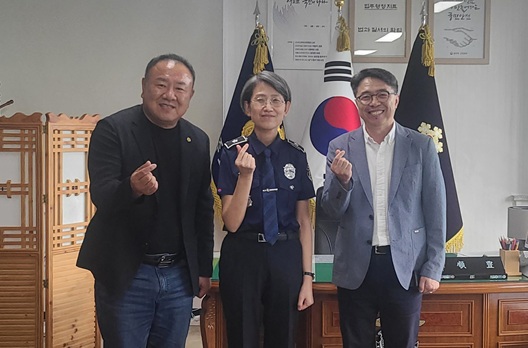 우측부터 김진호 전북지역대학장(청소년교육복지상담학과), 윤순풍 전주교도소장, 양현섭 전북총동문회장(전주교도소 교정협의회장)