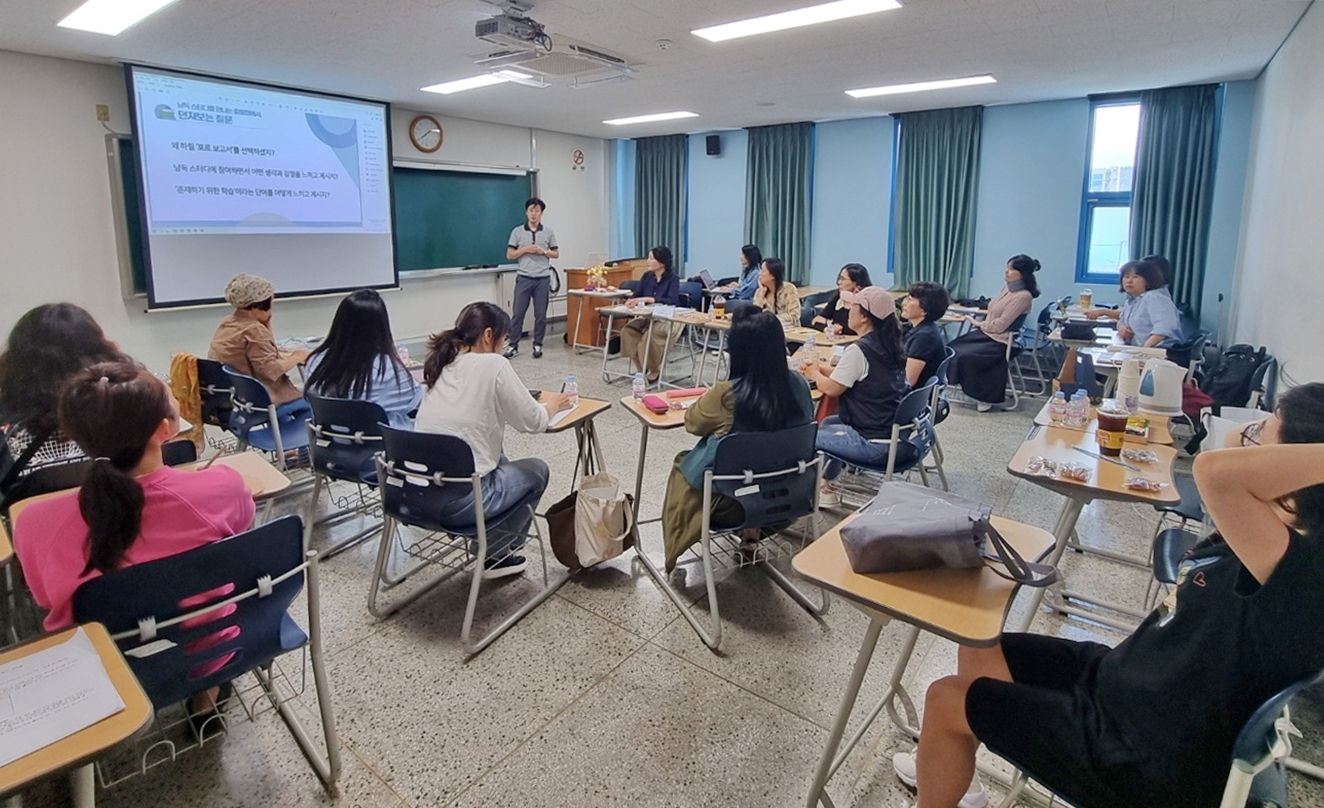 제주지역대학 교육학과 학생회가 개최한 평생학습축제에서 김의태 교수가 특강을 하고 있다.