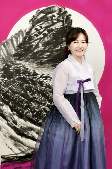 카타르에서 한국 작가로서는 최초로 개인전을 연 류재춘 방송대 특임교수(발전후원회 이사).