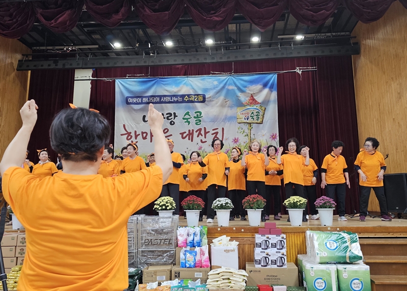 충북지역대학 교육학과 졸업생과 재학생들로 구성된 평생나눔 교육봉사단이 지역 주민들과 함께 청주 숙골축제에 참여해 화제다.