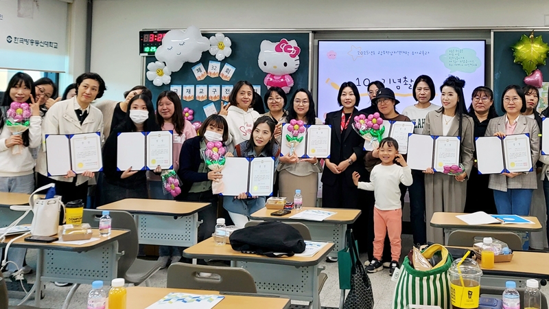 지난달 25일 광주전남지역대학 로비에서 열린 유아교육과 학생회의 교재교구 전시회에 참가한 학우들이 상장을 들고 기념사진을 담았다.