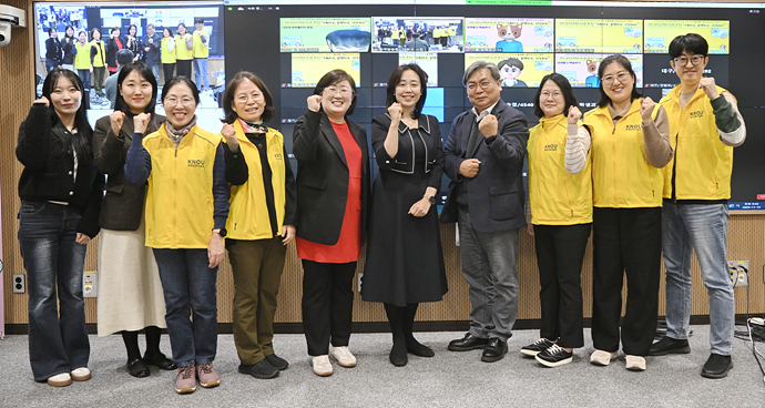 5주간의 특강을 마무리하고 수료식을 마친 후 이자명 학과장과 최수정 회장 등 진행자들이 기념사진을 담았다.