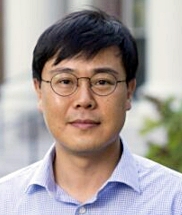 연세대를 졸업하고 영국 케임브리지대에서 외교사를 연구해 박사학위를 받았다.『역사학 선언』『전쟁과 자유주의 양심』『유럽사 속의 전쟁』등을 번역했으며,『정치학 방법론』등의 편저를 냈다. 국제관계사, 국제정치경제사상 등을 가르치고 있다.