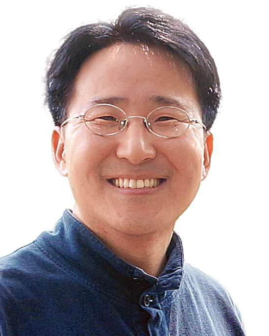 서울시립대에서 수학을, 서울대 대학원에서 철학(윤리학)을 공부했다. 브릭에 ‘생태 에세이’를 기고하고 있으며,『소프트웨어가 세상을 지배한다』,『인공지능, 인간을 유혹하다』(공저) 등을 썼으며,『기나긴 수학의 짧은 역사』등을 번역했다. 