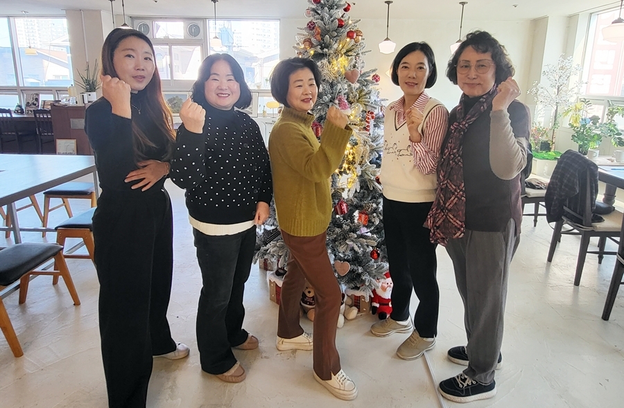 경남 K-DREAM 교육원에서 봉사활동을 펼치고 있는 동문, 재학생들. 왼쪽부터 이영선, 이견숙, 임경숙, 박정화 대표, 박미임.