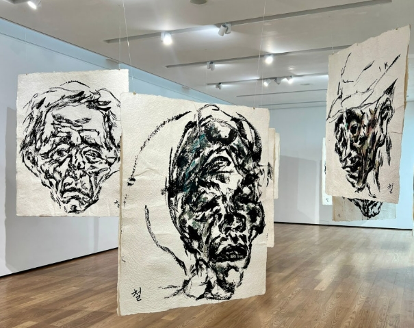 민족대표 33인에게서 영감을 얻은 작품으로, 가로 130cm, 세로 162cm 크기의 한지에 묵과 아크릴로 그렸다.