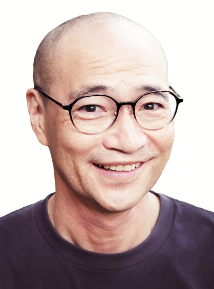 1988년 와세다대학 문학부를 졸업했다. 2000년『깨어나라고 인어는 노래한다』로 제13회 미시마유키오상, 2003년『판타지스타』로 제25회 노마문예 신인상을 수상,『오레오레』로 오에 겐자부로상,『밤은 끝나지 않는다』로 요미우리문학상,『호노오』로 다니자키 준이치로상을 수상했다. 대표 소설집『인간은행』,『디어 프루던스』등이 국내에 출간됐다.
